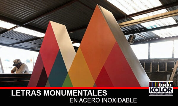 LOGOTIPO MONUMENTAL EN ACERO INOXIDABLE Y VINIL
