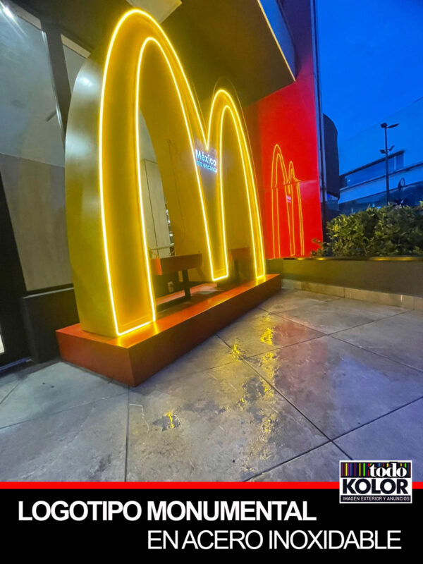 LOGOTIPO MONUMENTAL EN ACERO CON ILUMINACIÓN